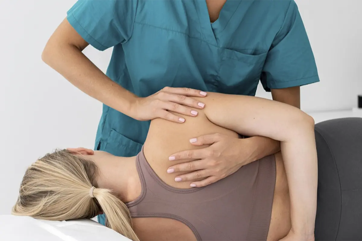 Fisioterapeuta aplicando terapia manual a un paciente en la consulta de Olmo Fisioterapia